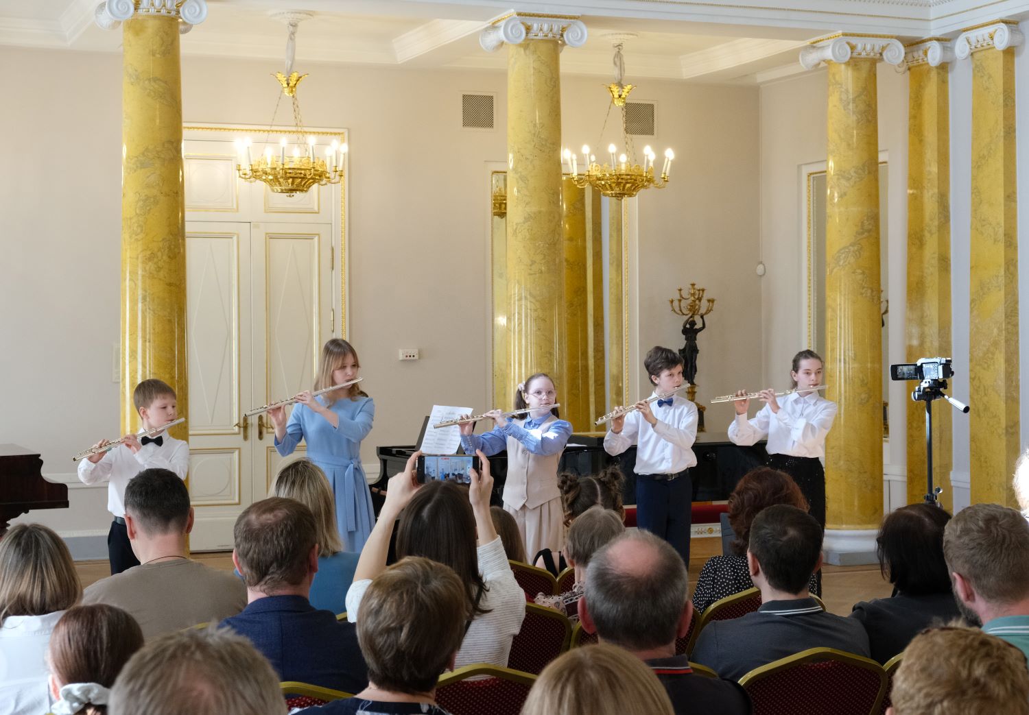 "Под звуки весны"