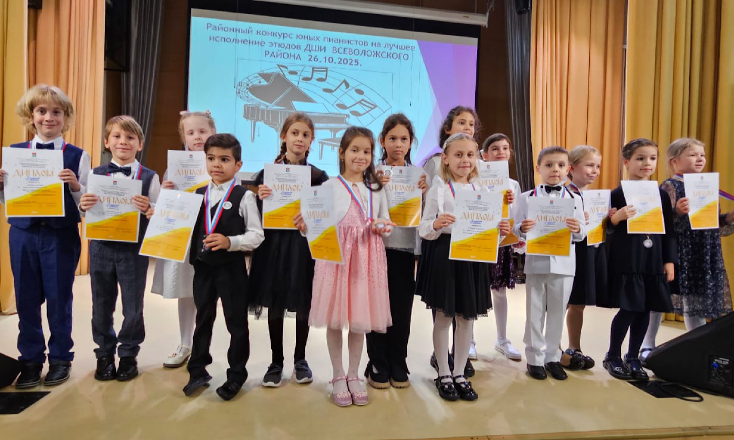 Поздравляем юных пианистов