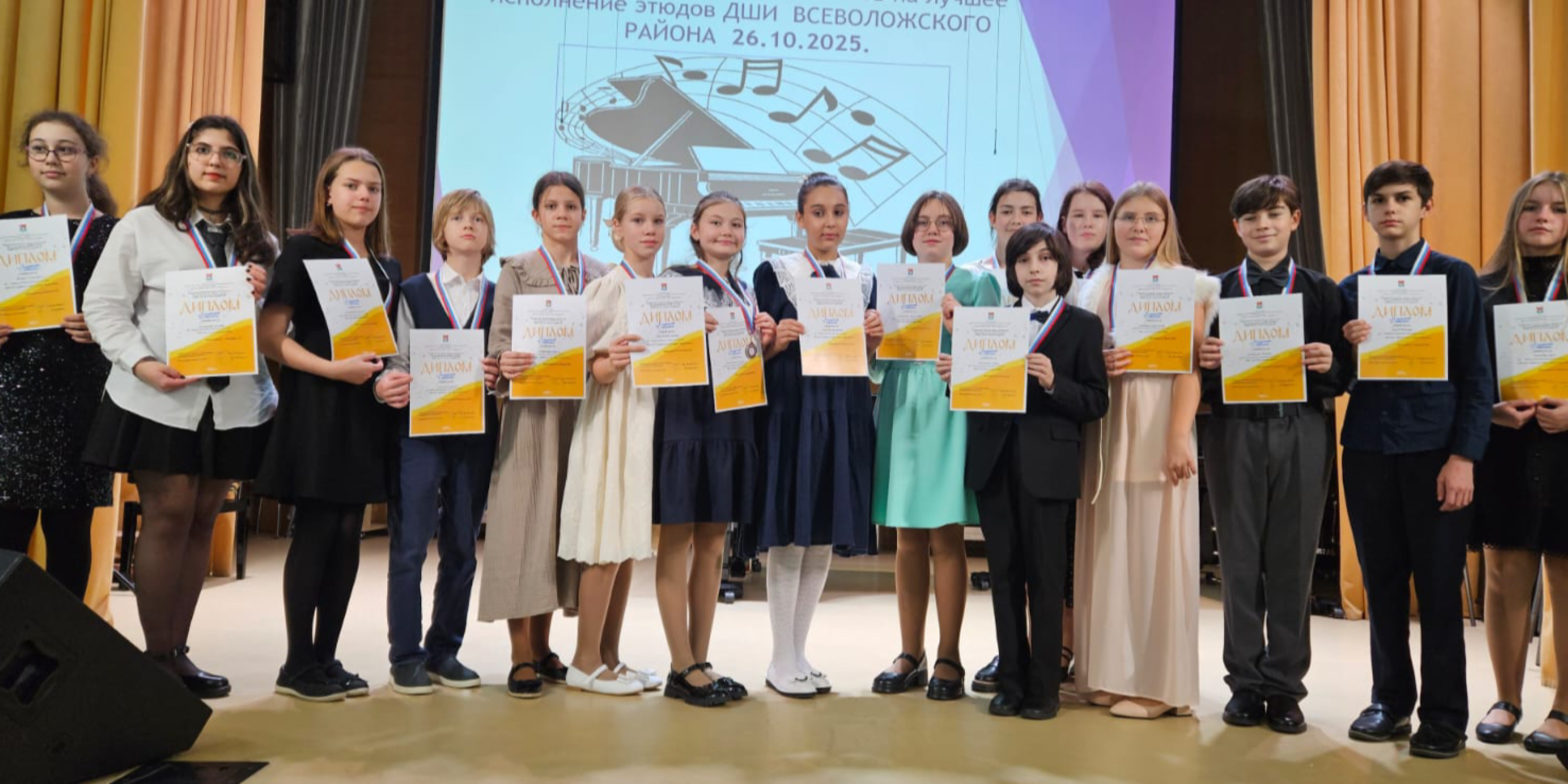 Поздравляем юных пианистов