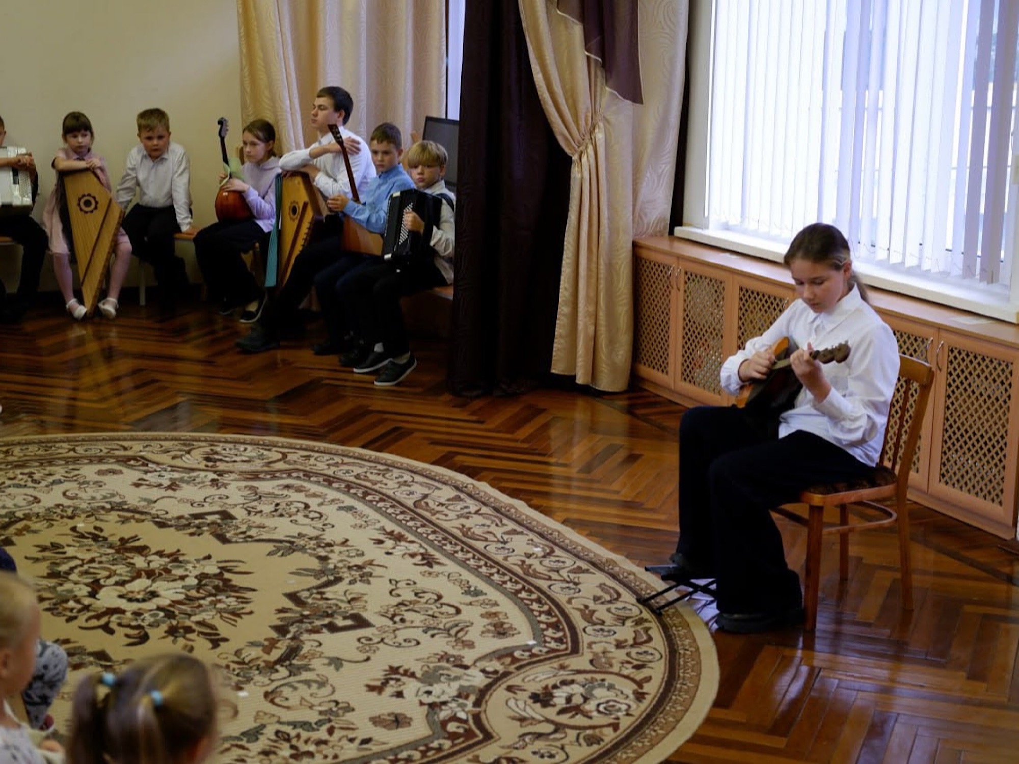 Звучат народные инструменты