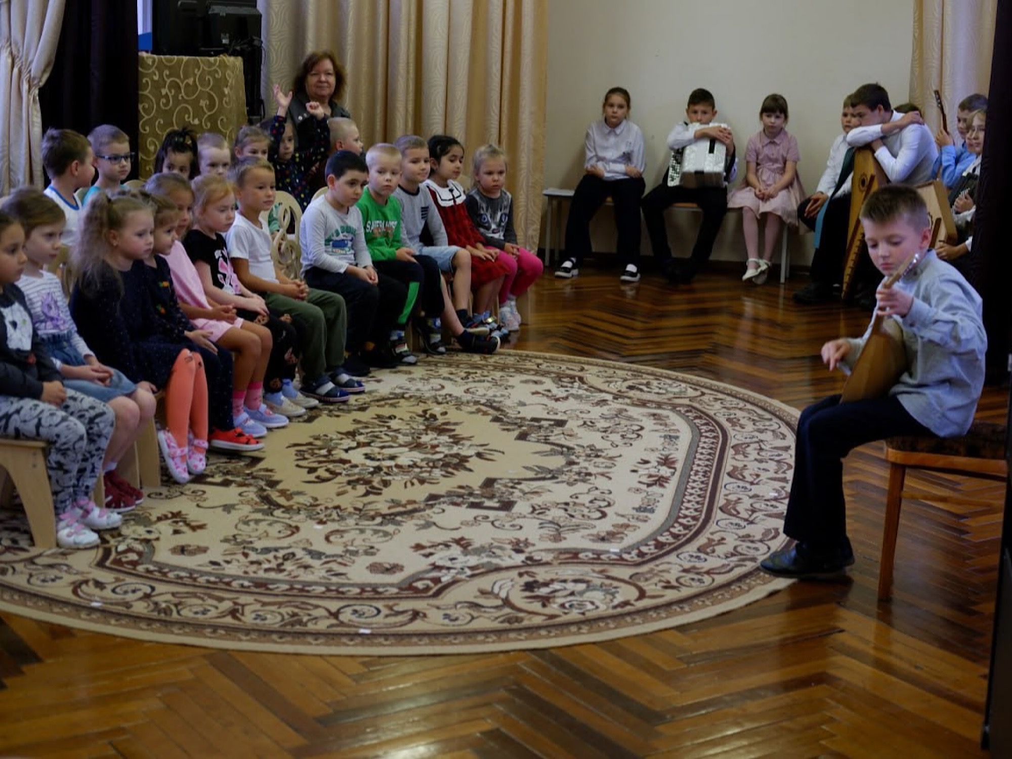 Звучат народные инструменты