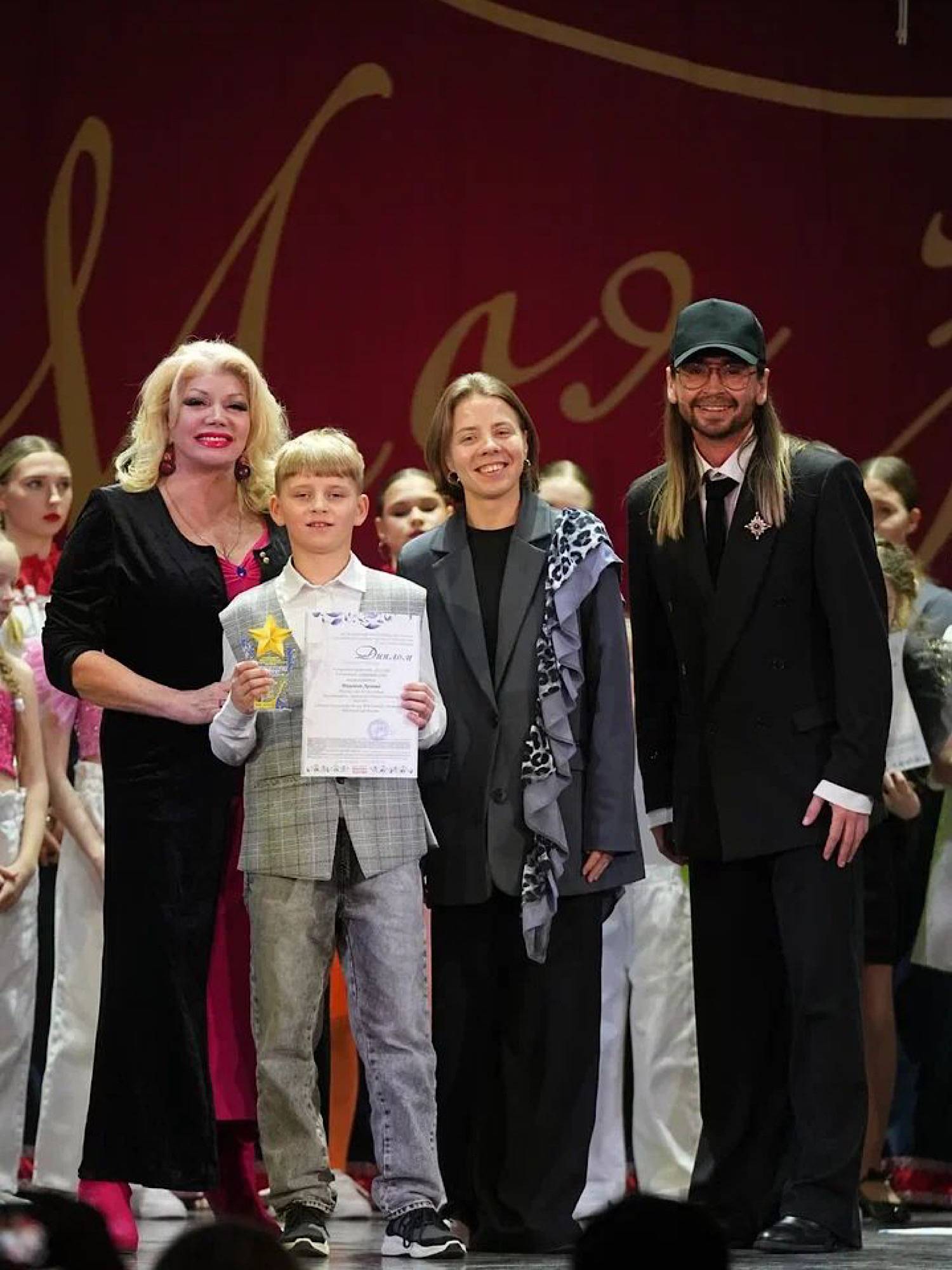 "СЧАСТЛИВЫЕ ЗВЁЗДЫ"