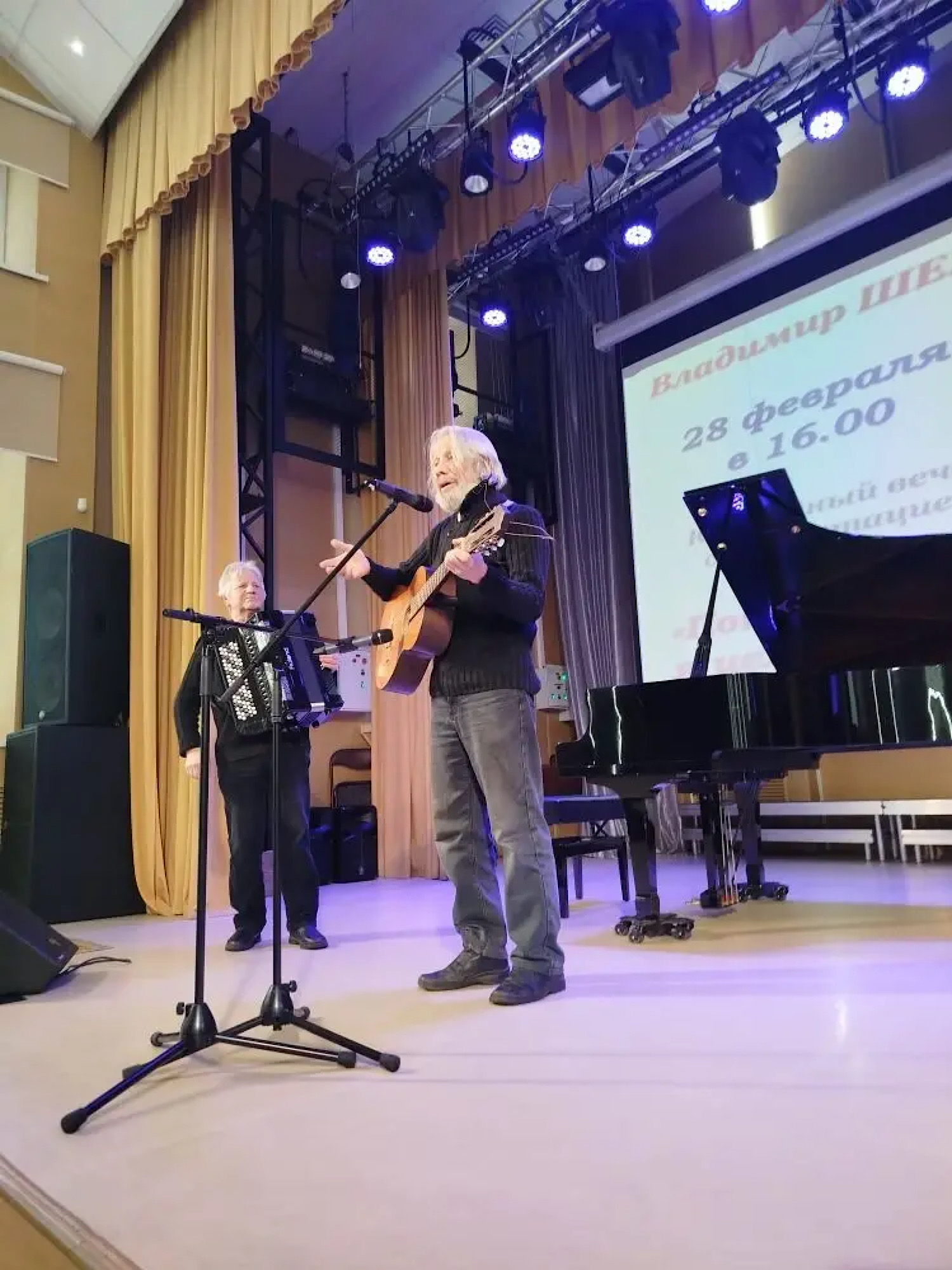 "Потому прямо в губы я целую слова"