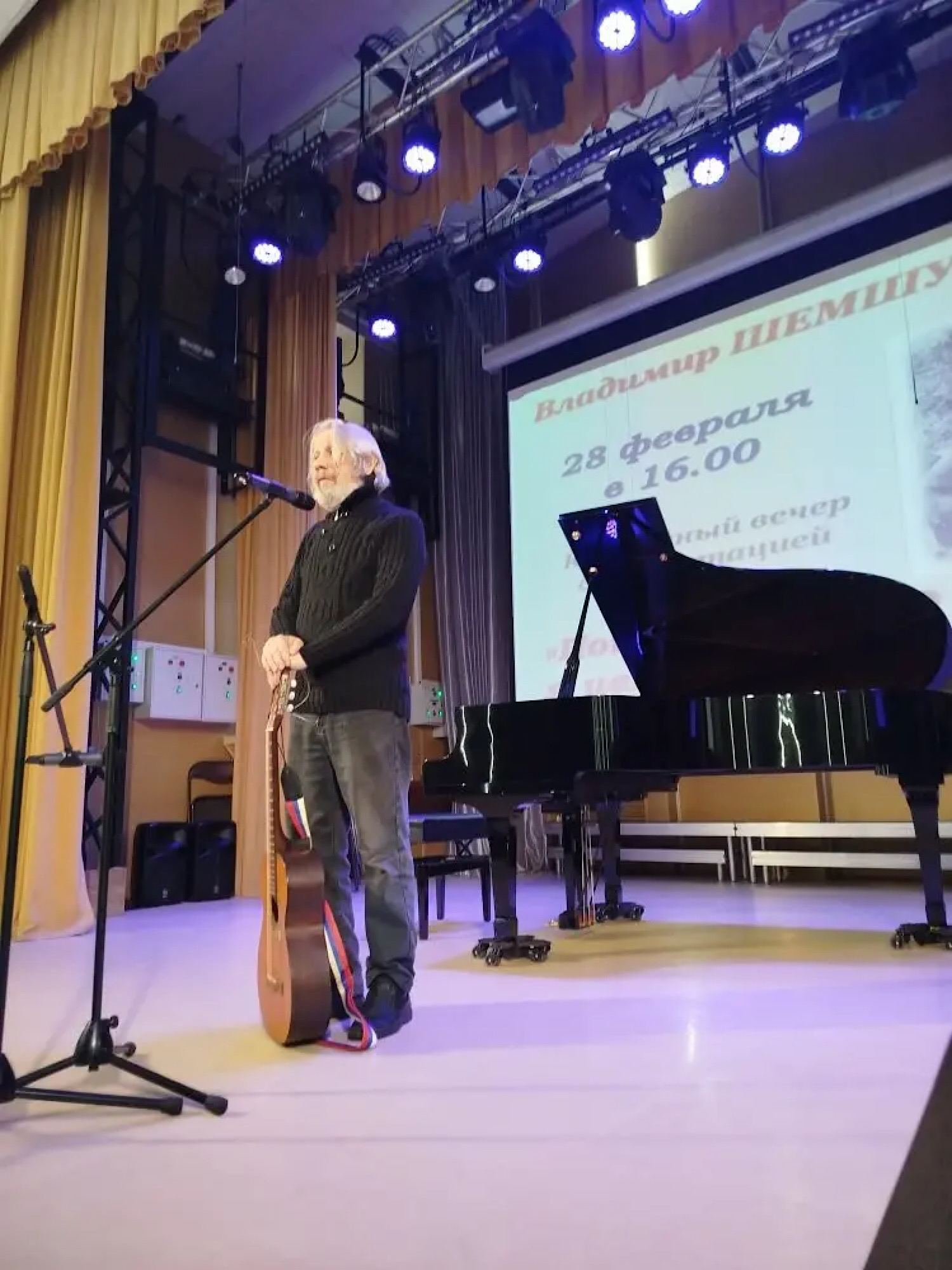 "Потому прямо в губы я целую слова"