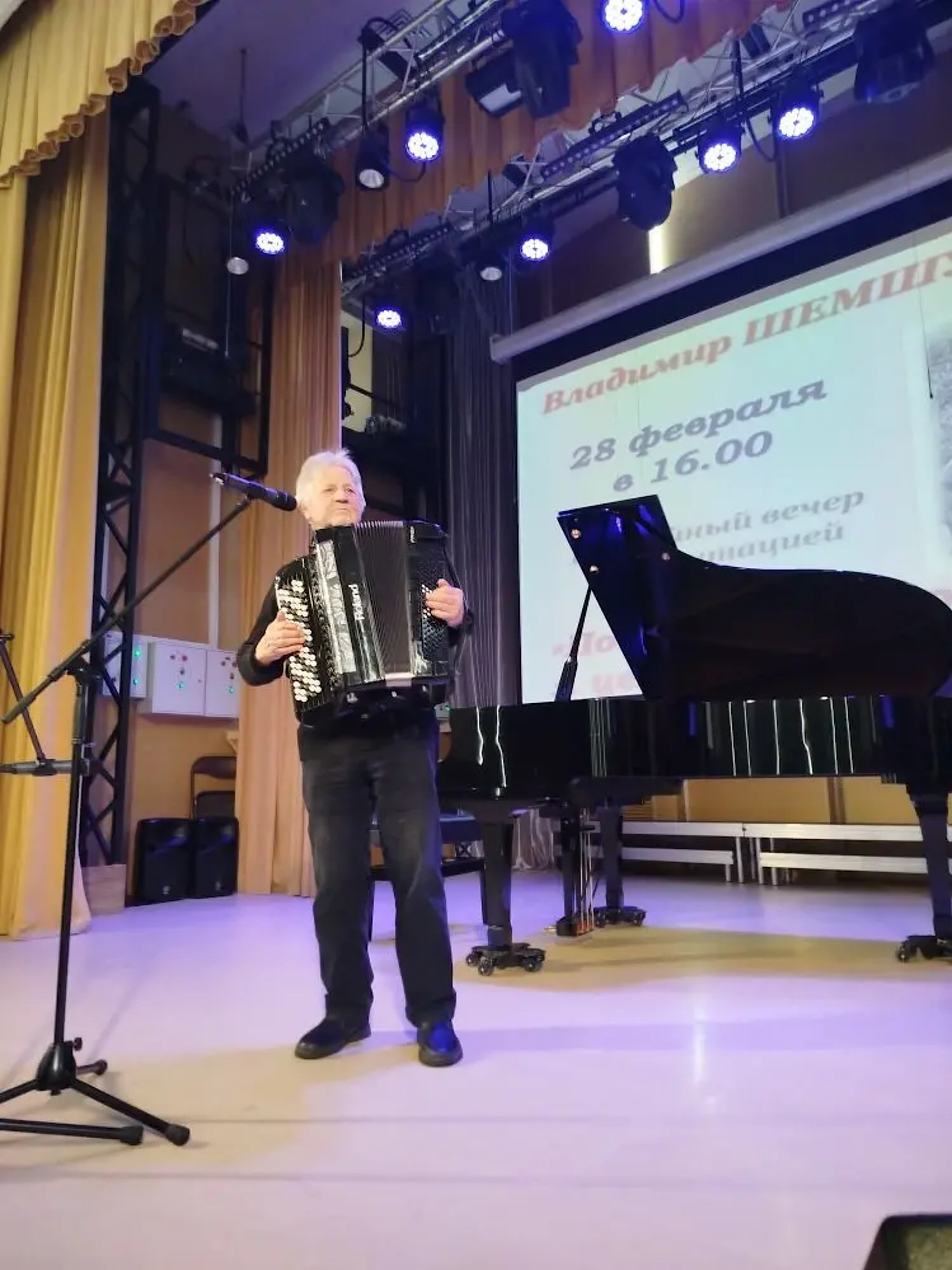 "Потому прямо в губы я целую слова"