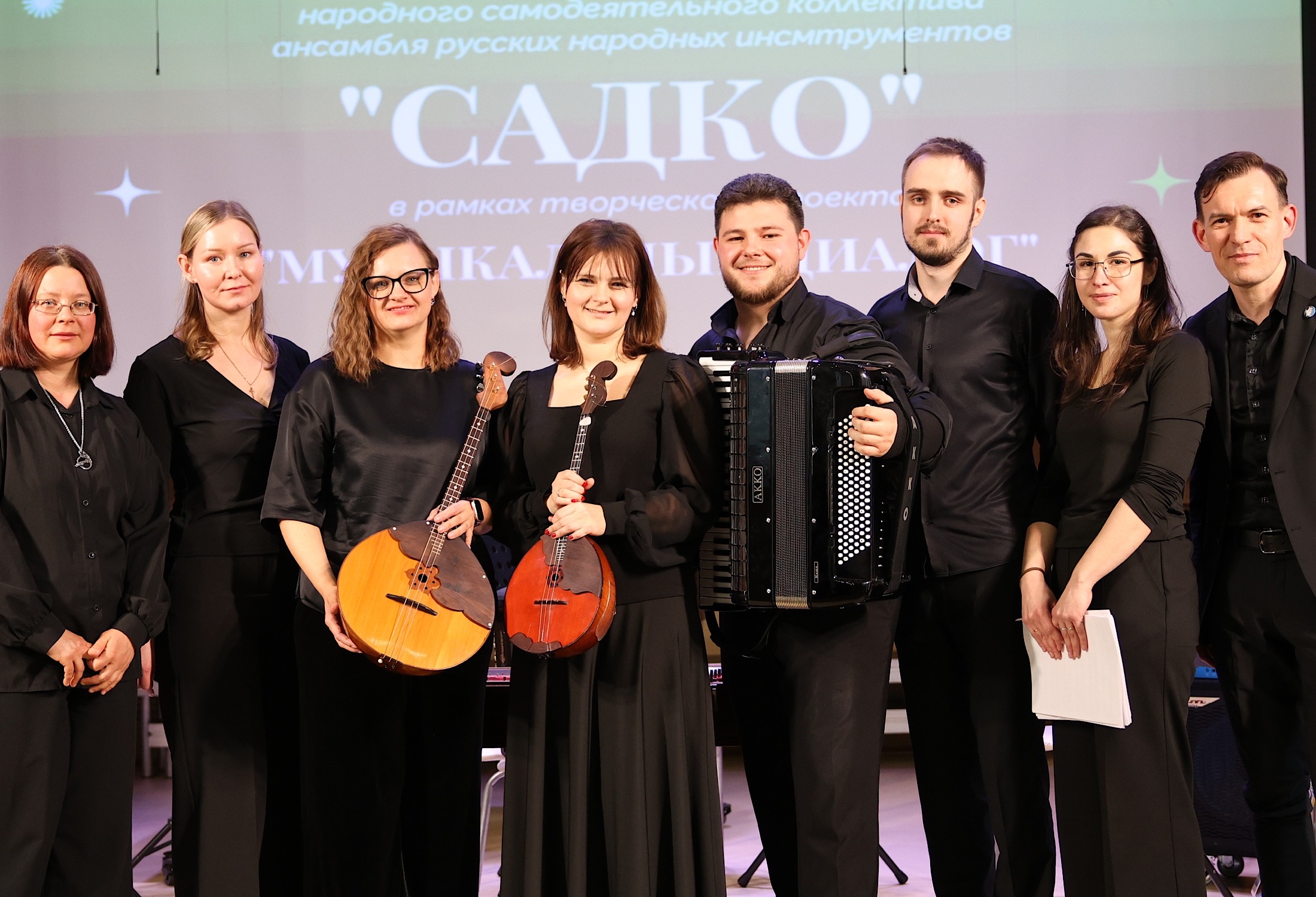 «Садко» аккомпанирует ученикам.